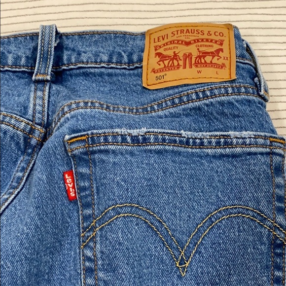 Iconic Levi’s 501 Cropped Jeans - Picture 7 of 7